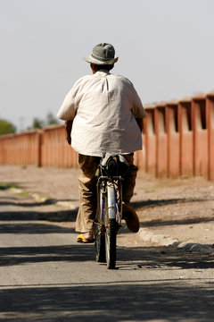 Hombre montando en bicicleta