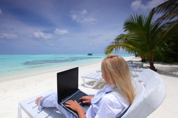 Fototapeta premium tropical business woman with laptop