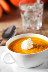 Kürbissuppe in eine Suppentasse