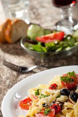 Nudeln mit Tomaten und Oliven