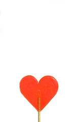 Ein Lolli in Herzform vor weißem Hintergrund