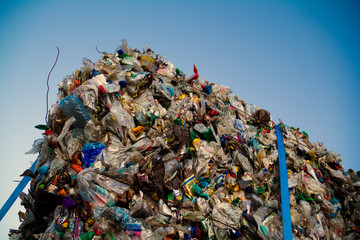 Block aus gepressten PET Plastikflaschen für Recycling, durch Mülltrennung gesammelter Ballen...