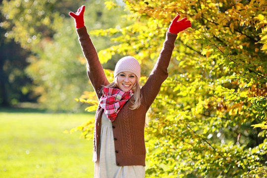 Junge Frau, Gl&uuml;cklich in den Herbst