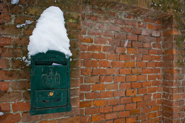 Cassetta della posta sotto la neve