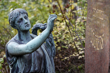 Statue einer trauernden Frau