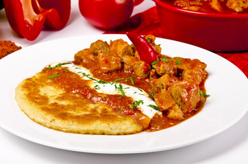 Ungarische Gulasch mit Kartoffelpuffer