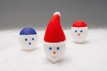 玉子で作ったサンタクロースと子供達