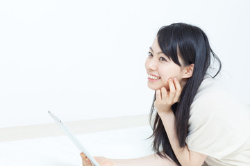 タブレットPCを使う女性