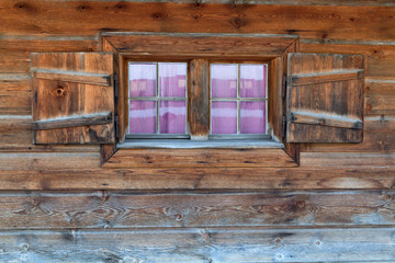 Fenster einer Berghütte in Bayern