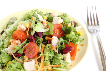 frischer Salat auf einem Teller angerichtet