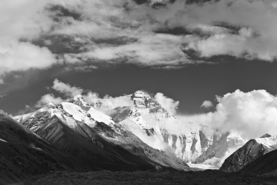 tibet: mount everest in black and white