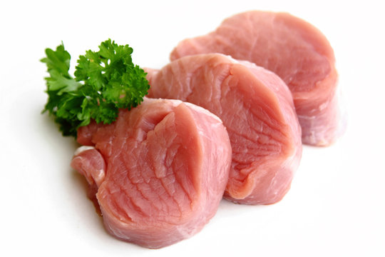 Schweinefilet roh mit Petersilie
