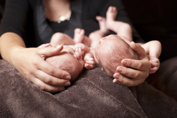 Newborn twins © Halfpoint
