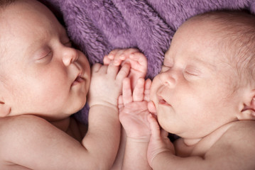 Newborn twins © Halfpoint
