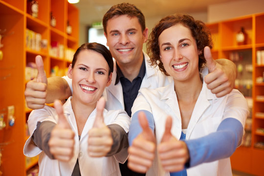 Apotheker-Team h&auml;lt Daumen hoch