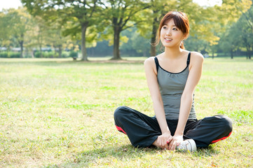 Fototapeta na wymiar beautiful asian woman relaxing in the park