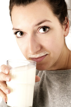 Frau mit Milchbart