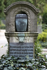 Grabstein mit Urne
