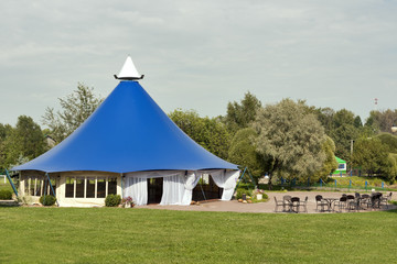 Fototapeta na wymiar Duży namiot na uroczystości