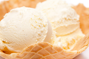 Waffelbecher mit Vanilleeis