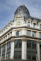 Fototapeta premium Fassade eines traditionellen Wohngebäudes in Paris, Frankreich