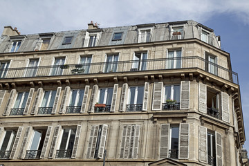 Fototapeta na wymiar Fassade eines traditionellen Wohngebäudes in Paris, Frankreich