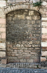 ingresso in pietra chiusa con mattoni