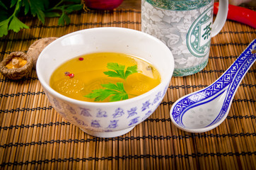 Chinesische Bouillon