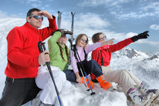 Famille ski  regarde la montagne