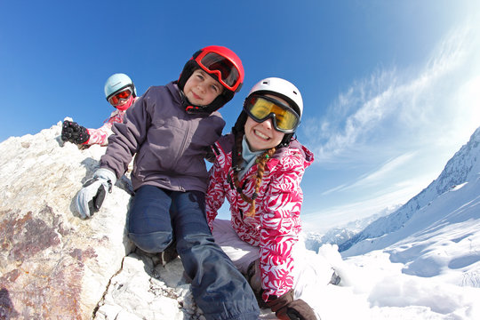 Groupe jeune skieur sur un rocher