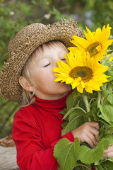 Junge mit Sonnenblumen