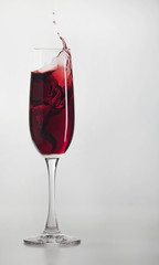 Weinglas spritzend