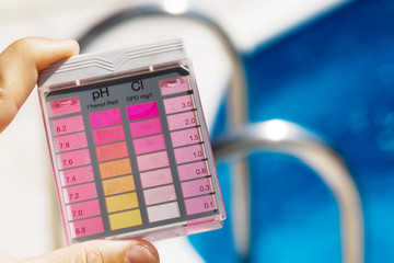 Chlorgehalt und PH-Wert Prüfung in Pool Wasser