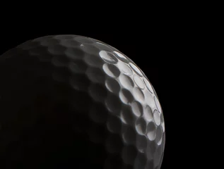 Photo sur Aluminium Sports de balle Gros plan d& 39 une balle de golf sur fond noir