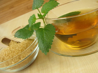 Melissentee mit braunem Rohrohrzucker