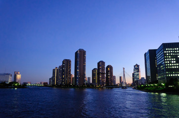 Obraz na płótnie Canvas Rivercity 21 at dusk in Tokyo