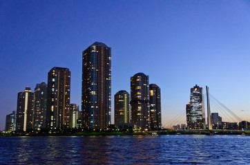 Fototapeta na wymiar Rivercity 21 at dusk in Tokyo