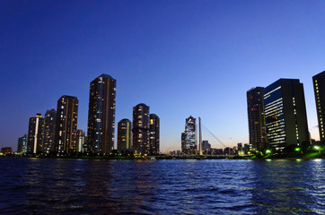 Fototapeta na wymiar Rivercity 21 at dusk in Tokyo