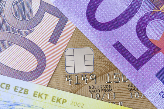 Kreditkarte und Geldscheine