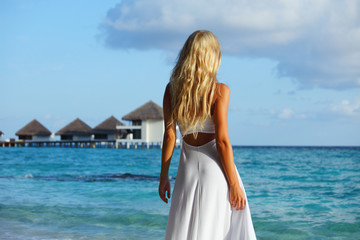 Fototapeta na wymiar woman on tropical beach