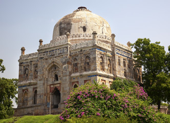 Fototapeta na wymiar Sheesh Shish Gumbad Tomb Lodi Gardens New Delhi Indie