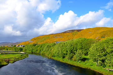 Bunter Fluss Schottland