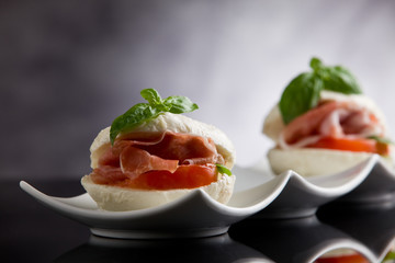 Mozzarella ripiena con prosciutto crudo
