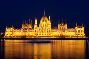 Fototapeta premium Parliament of Hungary at night in Budapest