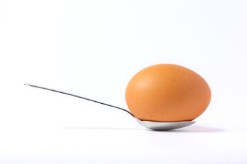 uovo  su cucchiaino a destra