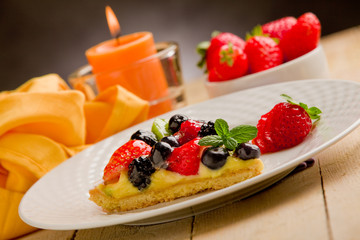 Crostata alla frutta con candela e fragole