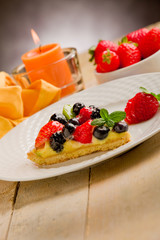 Crostata alla frutta con candela e fragole