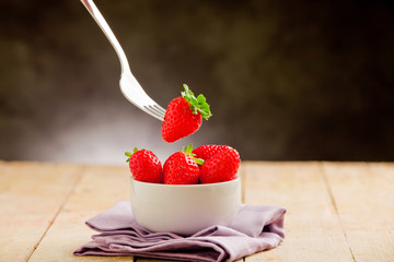 Fragole su tavolo di legno