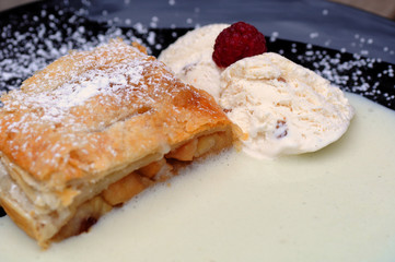 frischer Apfelstrudel