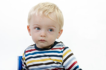 Sch&uuml;chternes Kleinkind beobachtet